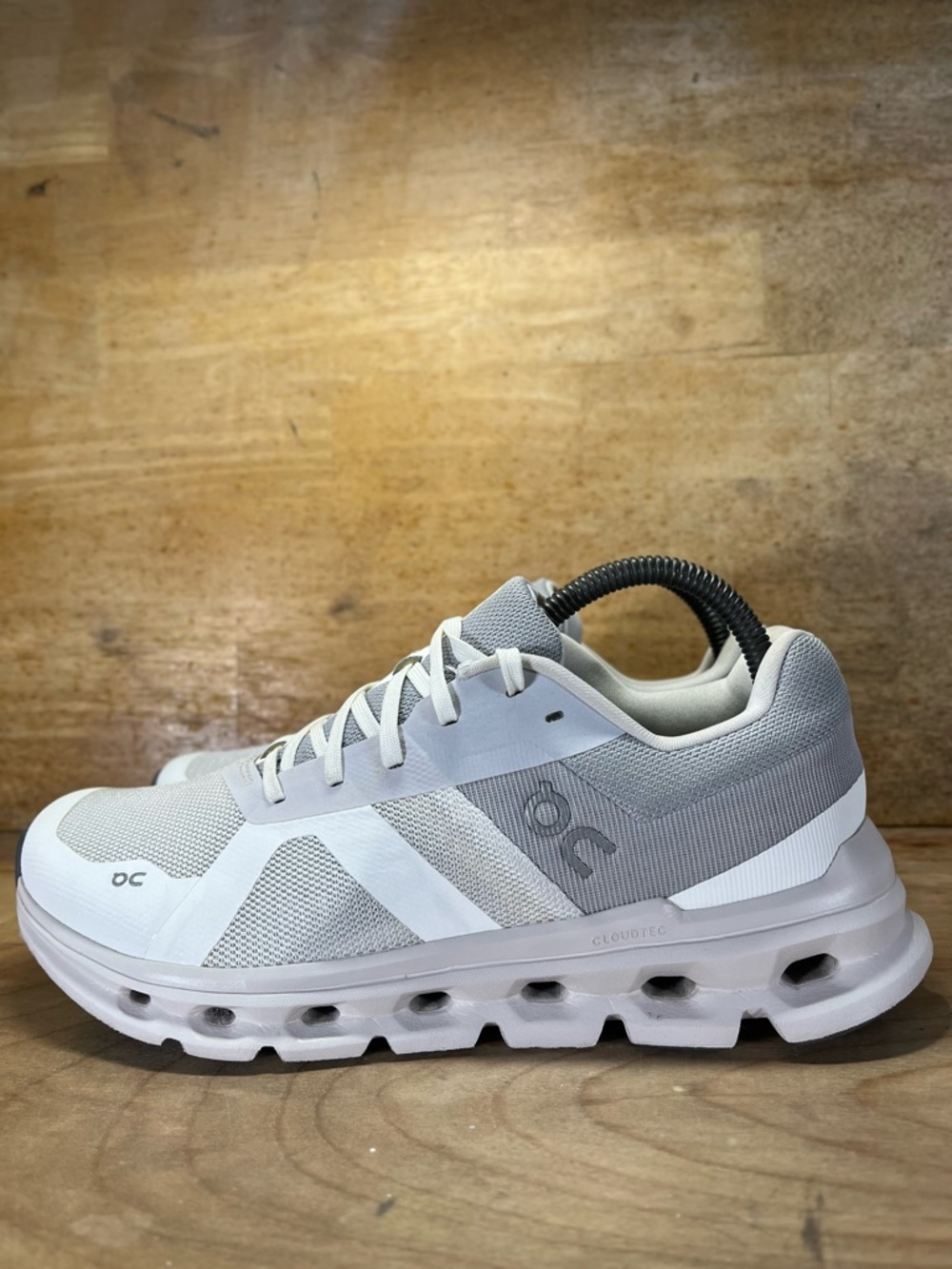 On CloudRunner REFLECTIVE Womens Sz 8.5 Wide Running Shoes Sneakers White Frost - Picture 4 of 11